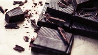 Doyan cokelat? Rutinlah makan dark chocolate agar kulit sehat. Kandungan flavonoid yang tinggi dalam kakao bantu melembutkan sekaligus menghidrasi kulit. Foto: Istimewa