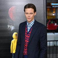 Butuh 2,5 jam untuk mengubah wajah tampan Bill sebagai Pennywise. Foto: Neilson Benard/Getty Images