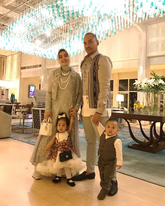 Di tahun 2012 Aisyahrani menikah dengan Jeffry Geovani. Pernikahan adik dari Syahrini itu pun sempat menghebohkan publik karena jumlah mahar yang diberikan oleh Jeffry. Tak tanggung-tanggung, suami Aisyahrani itu memberinya mahar berupa mobil mewah Mercedes Benz E250 seharga Rp 1 miliar. Foto: Dok.Instagram @riomotret.