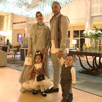 Di tahun 2012 Aisyahrani menikah dengan Jeffry Geovani. Pernikahan adik dari Syahrini itu pun sempat menghebohkan publik karena jumlah mahar yang diberikan oleh Jeffry. Tak tanggung-tanggung, suami Aisyahrani itu memberinya mahar berupa mobil mewah Mercedes Benz E250 seharga Rp 1 miliar. Foto: Dok.Instagram @riomotret.