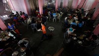 Pria ini bernama Ziona Chan. Jangan kaget,ia memiliki 39 istri, 94 anak dan 33 cucu. Semua di tempatkn dalam satu rumah yang mirip rusun (Adnan Abidi/Reuters)
