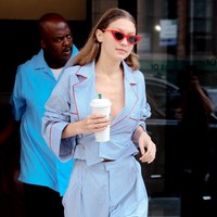 Piama stripes menjadi andalan Gigi Hadid saat menghabiskan waktu luangnya di luar rumah. Foto: Getty Images