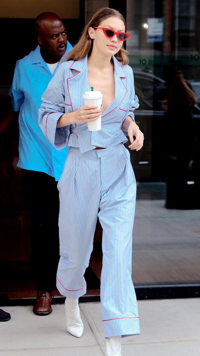 Piama stripes menjadi andalan Gigi Hadid saat menghabiskan waktu luangnya di luar rumah. Foto: Getty Images