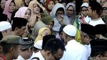 Isak Tangis Warnai Pemakaman Wali Kota Pekalongan