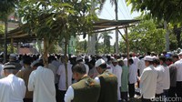 Kapasitas masjid yang terbatas membuat massa yang tak kebagian tempat melaksanakan salat di halaman (Pertiwi/detikcom)
