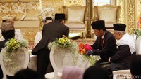 Jokowi menandatangani keterangan menjadi saksi untuk buku nikah.