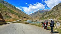 Bagaimana dengan berbulan madu yang memakan waktu panjang untuk menjelajah puluhan negara di dunia menggunakan sepeda motor? Romantiskan? Foto: Pool (paultan)