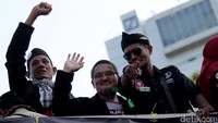 Jonru bersama massa yang menamakan diri sebagai Bang Japar atau Barisan Jawara dan Pengacara menggelar aksi di depan Kedubes Myanmar.