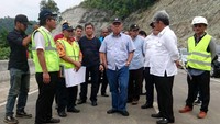 Menteri PUPR Basuki Hadimuljono juga meninjau proyek penanganan tebing di sepanjang Jalan Raya Sentani KM 21 sd 22. (Kementerian PUPR).
