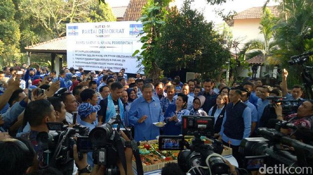 Ketum Demokrat Susilo Bambang Yudhoyono bersama para kader merayakan HUT ke-16