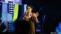 Tak menunggu waktu lama, ia langsung memanaskan panggung Burst Stage yang didominasi warna hijau.  (Dicky/detikHOT)