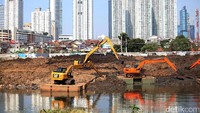 Kanal Banjir Barat dikeruk.