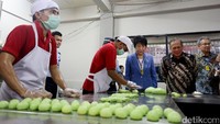 Yoko berkunjung ke tempat para narapidana narkotika mendapat pembinaan. Ada tempat pembuatan kue juga kerajinan tangan.