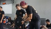 Bahkan ketika sudah nyaris kelelahan setelah mengikuti Pound Fit, Najwa tetap mau mencoba sesi lainnya, yang mengharuskannya mengangkat beban berat. Foto: Erika Kurnia/detikHealth