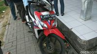 Pelukan Erat Ibunda Bawa Jenazah Debora dari RS dengan Motor