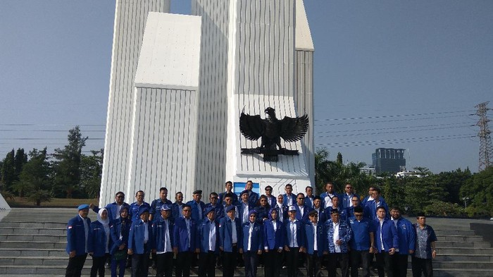 HUT Demokrat, Sylviana Murni Tabur Bunga di TMP Kalibata