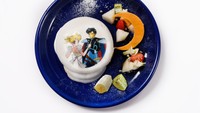 Pasangan Sailor Moon dan Tuxedo bertopeng berpose dalam tumpukan Silver Millenium Pancakes. Foto: Istimewa