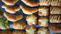 Para Warga Binaan Pemasyarakatan itu membuat roti dengan berbagai bentuk.
