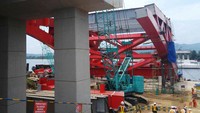 Dalam rangka memenuhi spesifikasi mutu jembatan, material pembangunan jembatan ini sebagian didatangkan dari Bitung seperti batu pecah. (Kementerian PUPR).