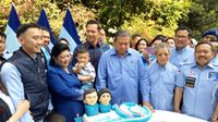 Momen Lucu Saat AHY dan Ibas Ikut Temani SBY Potong Kue HUT Demokrat