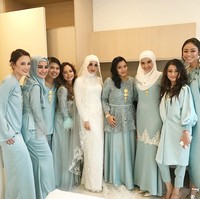 Inspirasi gaun bridesmaid bisa Anda lirik dari pernikahan Laudya Cynthia Bella yang berlangsung minggu lalu. Bridesmaid yang terdiri dari sejumlah seleb Tanah Air tampak mengenakan gaun dengan berbagai model. Pilih salah satu yang paling sesuai dengan selera dan kepribadian Anda. Foto: Instagram