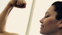 Jessica Biel punya lengan berotot dan tubuh yang seksi berkat rutin olahraga. (Foto: instagram/@JessicaBiel)