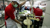 Para Warga Binaan Pemasyarakatan yang membuat roti selalu menggunakan topi, sarung tangan, serta masker.