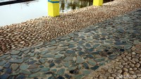 Percaya tidak percaya, butuh sekitar 2 ton batu bacan untuk membangun jembatan ini. Tak hanya batu bacan, ada juga batu obi dan batu lainnya yang digunakan untuk membangun jembatan (Wahyu/detikTravel)
