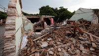 Sebuah rumah rata dengan tanah. Edgard Garrido/Reuters.