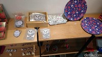 Jadilah Supermama menjual aneka pernak-pernik lucu hasil desain dari Meiling sendiri. Desainnya juga mencerminkan Singapura banget (Tri Ispranoto/detikTravel)