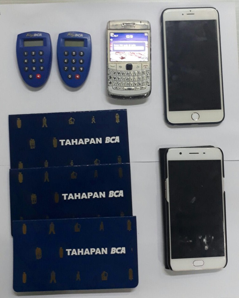 Polisi Tangkap Penjudi Online yang Raup Untung Rp 400 Juta Perbulan Polisi Tangkap Penjudi Online yang Raup Untung Rp 400 Juta Perbulan