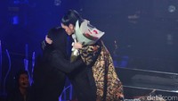Momen mengharukan terjadi ketika Vina Panduwinata membawakan lagu Anakku. (Ismail/detikHOT)