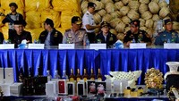 Sri Mulyani menunjukkan barang bukti penyelundupan. Barang bukti yang diamankan di antaranya 28.057 unit handphone dan drone sebanyak 45 unit. (Instagram).