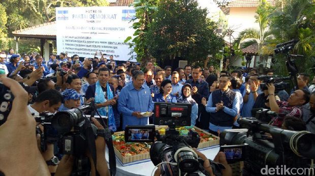 Tumpeng pertama SBY untuk Sekjen Demokrat Hinca Pandjaitan