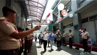 Kedatangan Menteri Yoko disambut para tahanan narkotika yang memakai seragam pramuka lengkap.