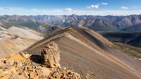 Bagi para peneliti, Pegunungan Yukon juga menyimpan bukti akan periode ekstrem pergantian iklim. Pegunungan ini pun tidak dapat diakses oleh kendaraan melainkan trekking (Vivien Cumming/BBC)