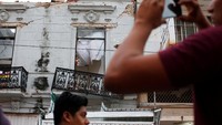 Atap bangunan ambruk akibat gempa. Carlos Jasso/Reuters.