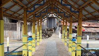 Jembatan ini memiliki panjang sekitar 38 meter dan lebar sekitar 2,5 meter, dengan warna dominan kuning dan biru. Yang bikin unik jembatan ini adalah, lihat pada bagian tenggah jembatan (Wahyu/detikTravel)
