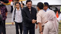 Luhut sebelumnya mendampingi Presiden Jokowi dalam kunjungan kenegaraan di Singapura. Mengingat waktu peresmian Bandara Silangit yang tinggal satu bulan ke depan, Luhut akhirnya melakukan penerbangan langsung dengan menggunakan Private Jet dari Singapura ke Silangit. (Kemenko Kemaritiman).