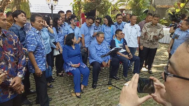 Meriah! SBY Nyanyi Bujangan di Hari Ulang Tahun ke-68
