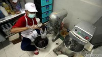 Warga Binaan Pemasyarakatan menyiapkan bahan untuk membuat roti.