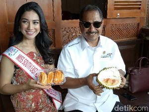 Cicipi Durian Merah Banyuwangi, Menpar Arief: Recommended!
