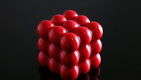 Dinara Kasko beralih profesi dari seorang arsitek menjadi baker. Tapi ia tetap memanfaatkan prinsip-prinsip ilmu aristektur dalam membuat aneka dessert. Yang ini cake geometri rasa raspberry yang dibuat dengan cetakan silikon khusus. Foto: Dinara Kasko