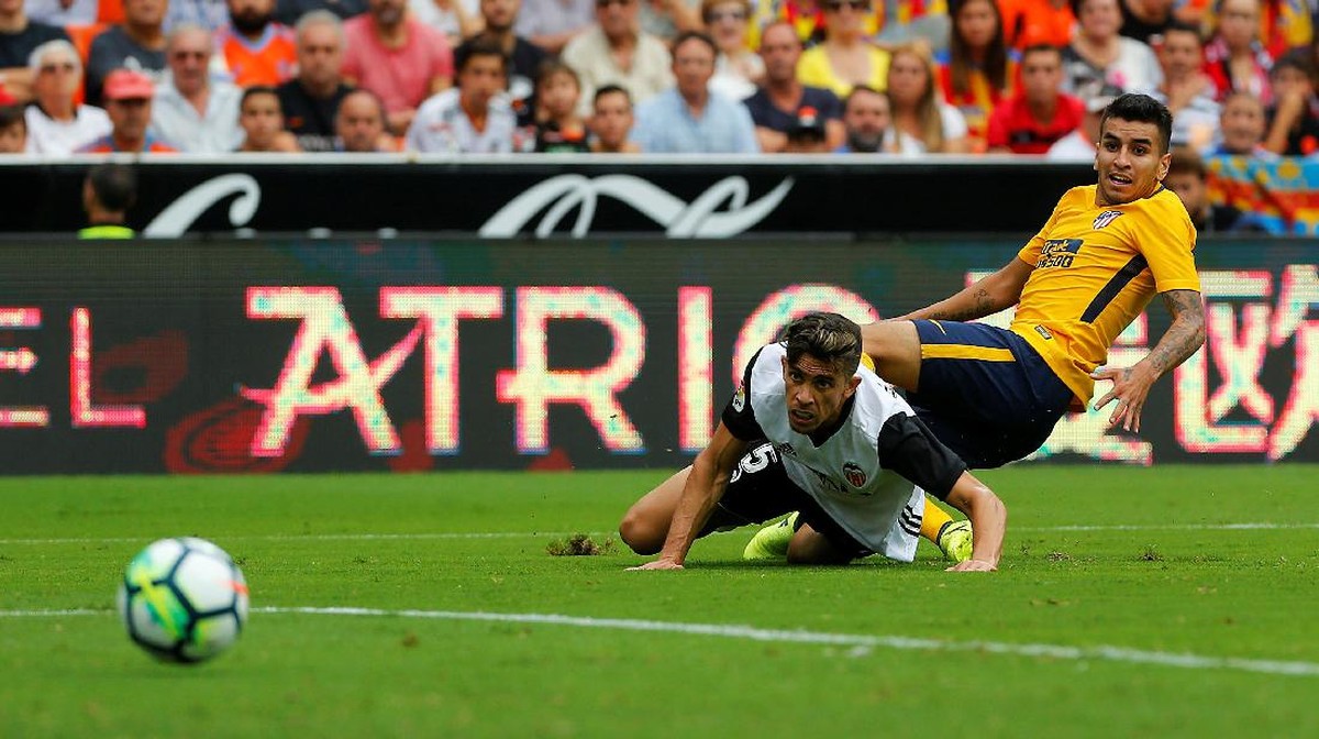 Atletico Madrid dipaksa seri 0-0 dengan Valencia. Foto: Heino Kalis/Reuters