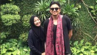 Keduanya terlihat kompak mengenakan pakaian serba hitam. Saat itu Engku Emran tengah bertandang ke kediaman Laudya Cynthia Bella di Jakarta pada bulan Juni lalu. Foto: (Instagram Engku Emran - iamkumbre)