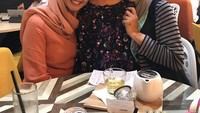 Engku Emran pun memperkenalkan Bella kepada mantan istrinya, Erra. Foto: (Instagram Engku Emran - iamkumbre)