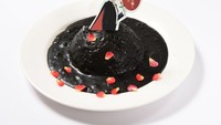 Kalau yang mencari rasa pedas, bisa mencoba Tuxedo Mask Jet-Black Curry. Kari ini sepenuhnya warna hitam, misterius seperti karakter Tuxedo bertopeng. Makanan dilengkapi dengan kelopak mawar yang jadi cirinya. Foto: Istimewa