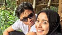 Keduanya selalu terlihat romantis dan hangat. Foto ini diabadikan pada bulan Juli dan akhirnya mereka bertunangan. Foto: (Instagram Engku Emran - iamkumbre)