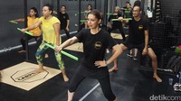 Najwa yang rajin berolahraga ini mengaku baru pertama kali mencoba Pound Fit, sebuah latihan yang mengombinasikan yoga dan pilates dengan properti stik, yang menjadi ciri khasnya. Foto: Erika Kurnia/detikHealth