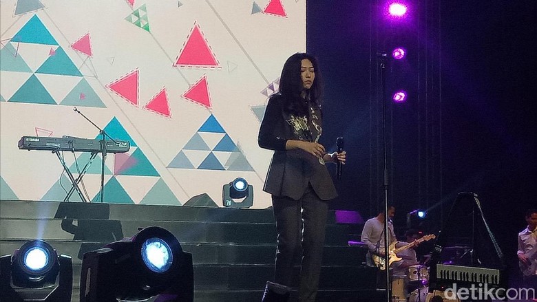 Isyana Sukses Hibur Penggemar di Line Concert 2017 Isyana Sukses Hibur Penggemar di Line Concert 2017